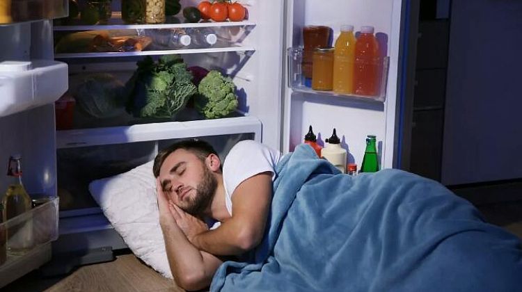 В обнимку с холодильником: как пережить самоизоляцию и не поправиться