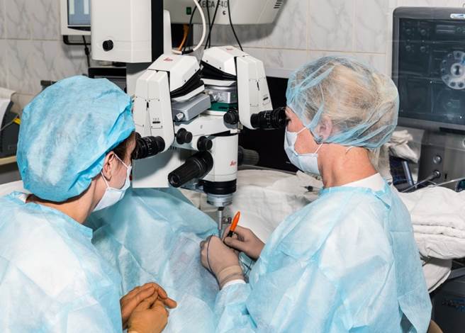 Врачи Клиники глазных болезней СГМУ используют современные высокотехнологичные методики хирургического лечения при разрывах и отслойке сетчатки.  
