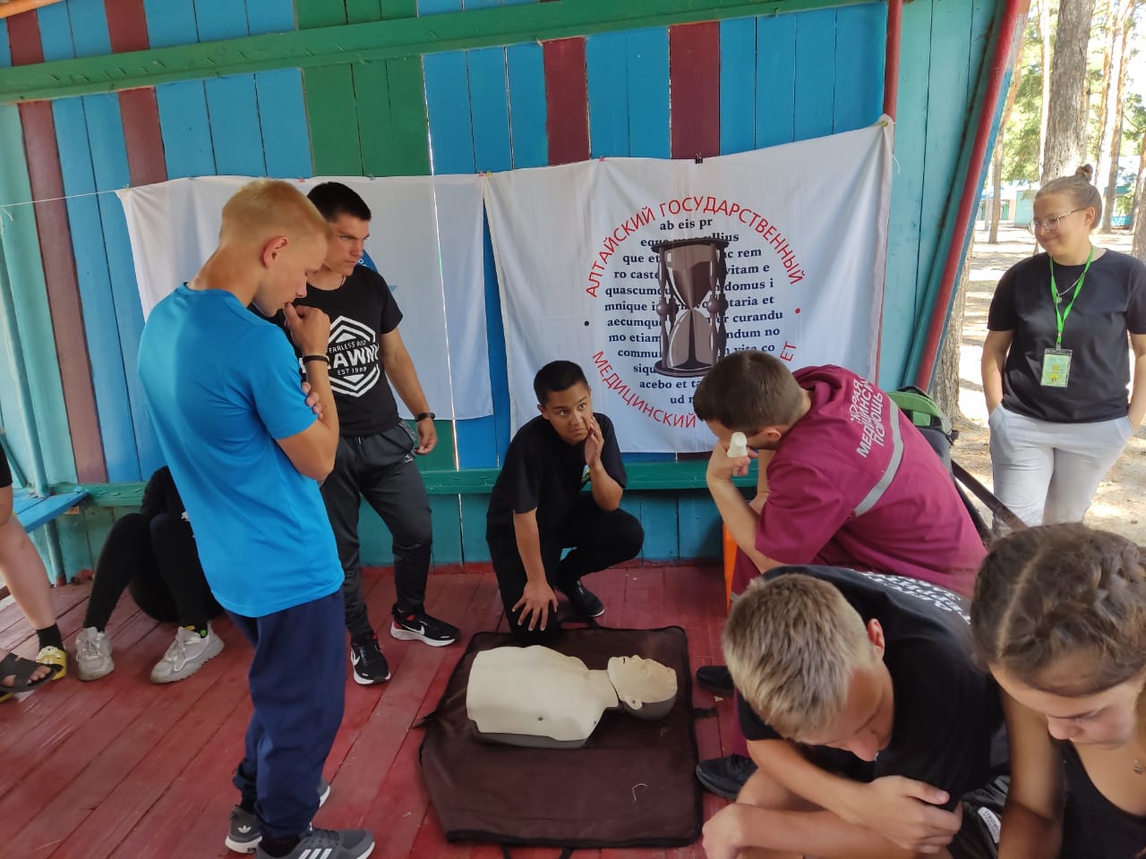 Сотрудники Учебного центра медицины катастроф Алтайского ГМУ обучили школьников оказанию первой помощи