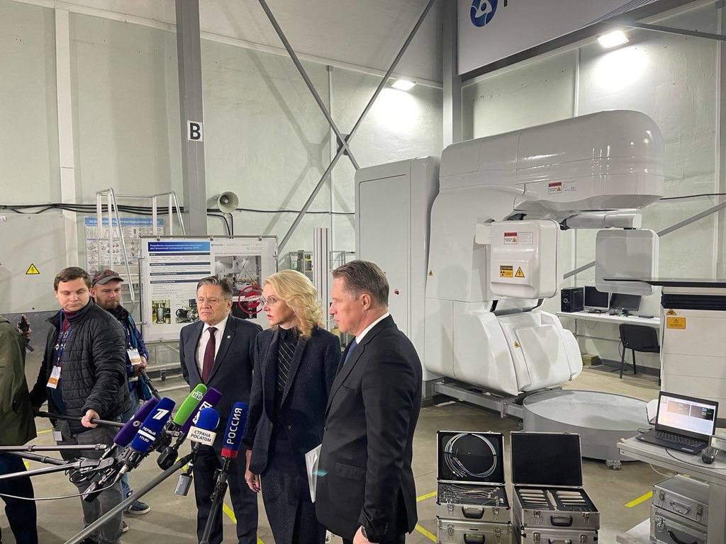 Татьяна Голикова и Михаил Мурашко посетили предприятие по производству российского инновационного оборудования для ядерной медицины