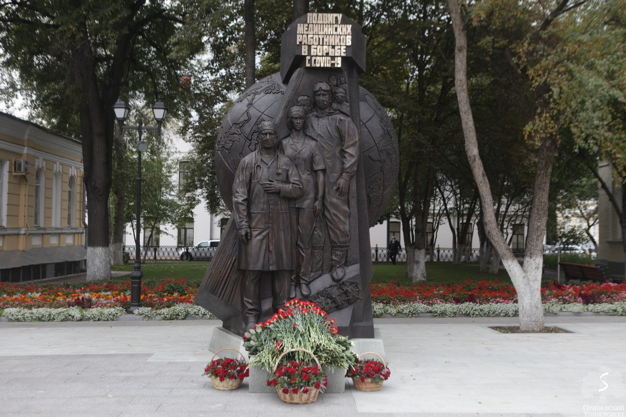 В Сеченовском университете состоялась церемония открытия памятника «Подвигу медицинских работников в борьбе с Covid-19»