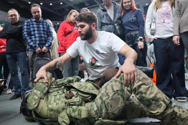 Горожан учили оказывать первую помощь пострадавшим – флешмоб «Запусти сердце» прошел в Новосибирске