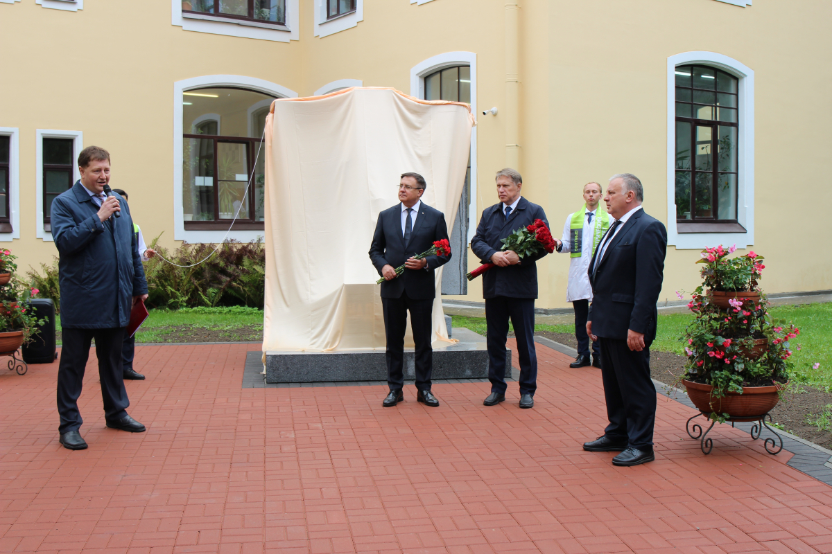 Скульптуру о войне и материнской любви открыл Михаил Мурашко в Педиатрическом университете