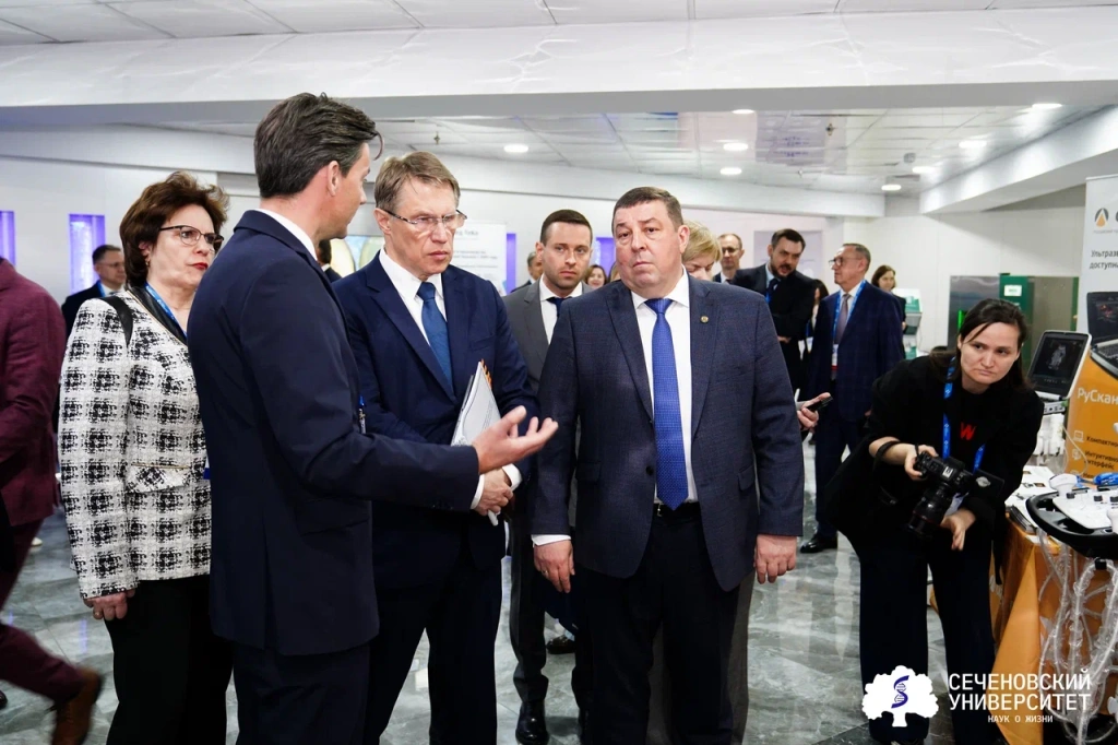 ЭКГ-монитор, 3D-биопринтер и аппарат ИВЛ: главе Минздрава представили разработки лидеров российского медпрома