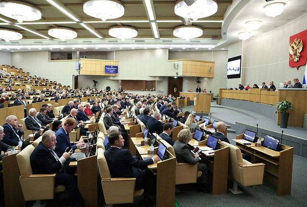 Депутаты приняли законопроект о запрете навязывания платных, в том числе медицинских услуг