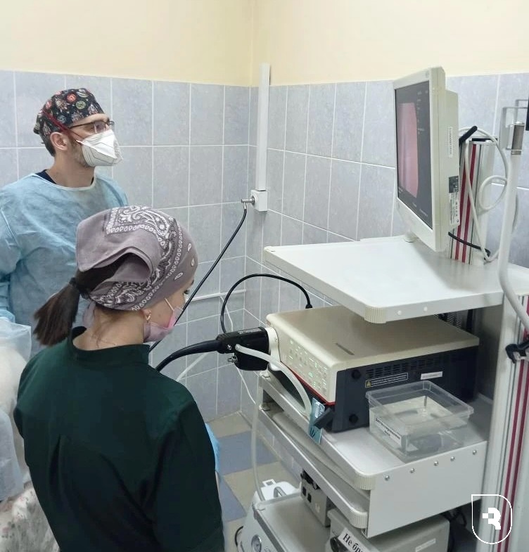 Саратовские врачи спасли ребенка, удалив опухоль кишечника без единого разреза