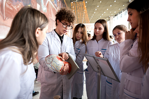 Торжественное посвящение в ученики медицинских классов: как Пироговский Университет открывает двери в медицину для московских школьников