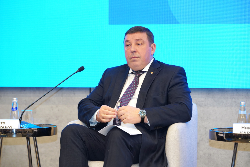 «Мир меняется, и готовить врача по старым лекалам просто невозможно»: Петр Глыбочко выступил на конгрессе «Национальное здравоохранение»