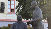 В Сибирском медуниверситете установлен памятник «Учитель и ученик» — профессорам Михаилу Курлову и Дмитрию Яблокову